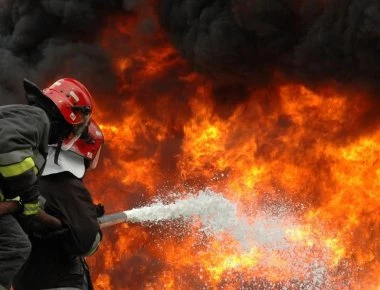 Δείτε τι βλέπουν οι πυροσβέστες την ώρα της «μάχης» με τις φλόγες (βίντεο)